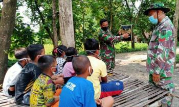 Anak-Anak Jatimulyo, Belajar Bersama Anggota Satgas TMMD 110 Bojonegoro